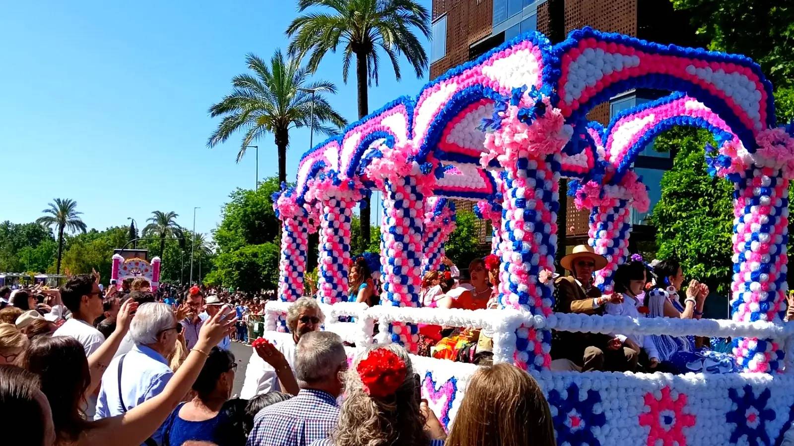 Carroza de la Batalla de las Flores en el Paseo de la Victoria de Córdoba
