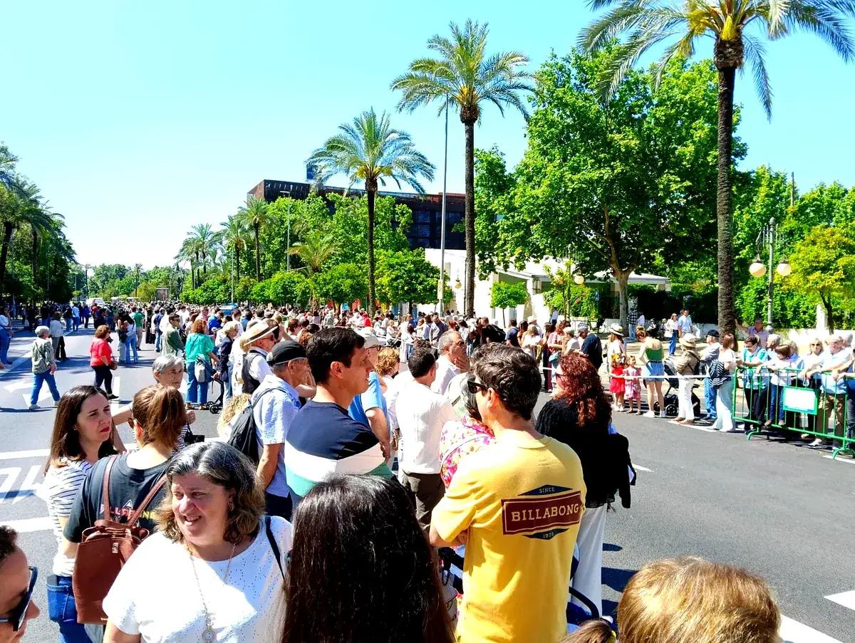 Público esperando el paso de las carrozas en el Paseo de la Victoria de Córdoba