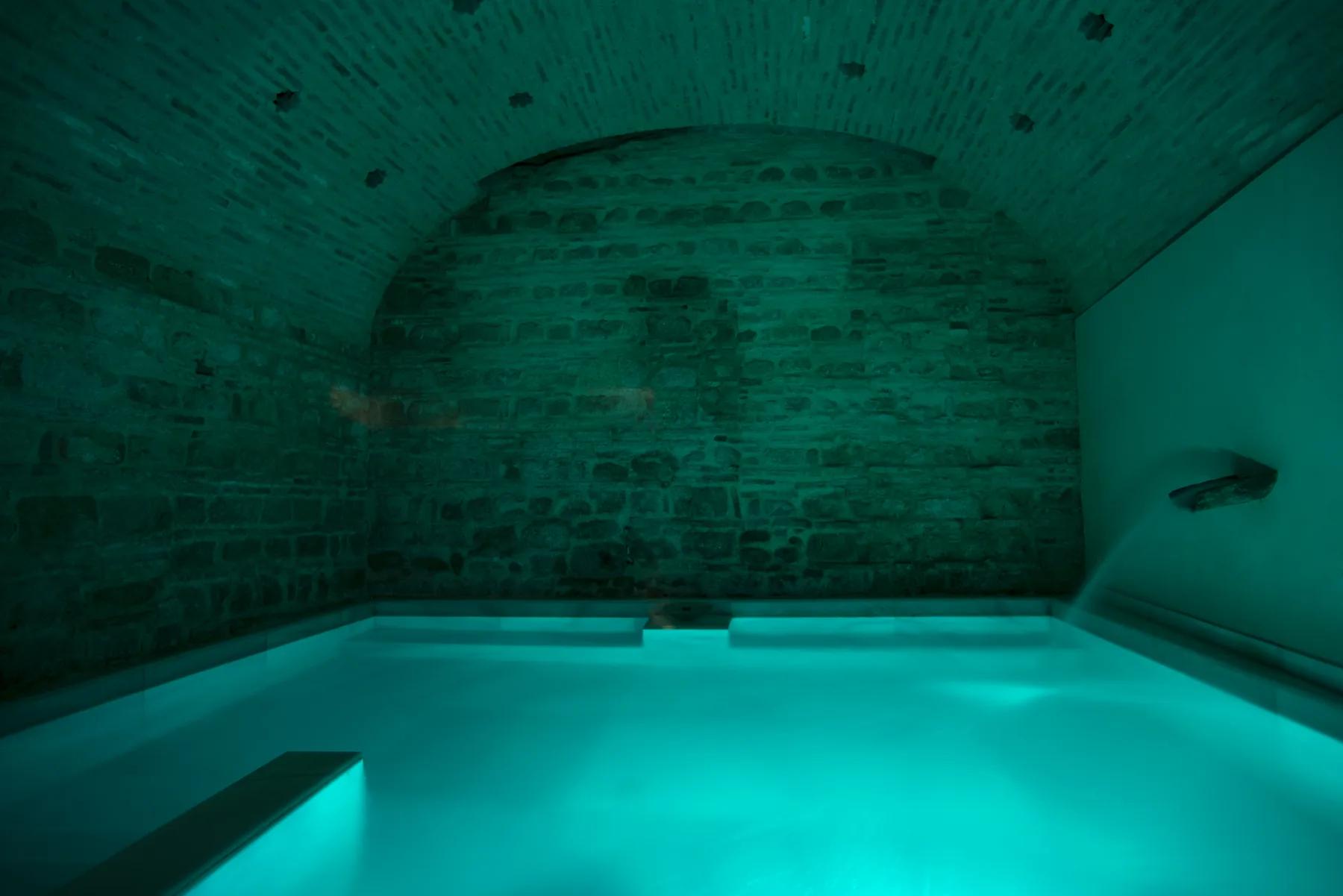 Abóbada com piscina turquesa, vista frontal