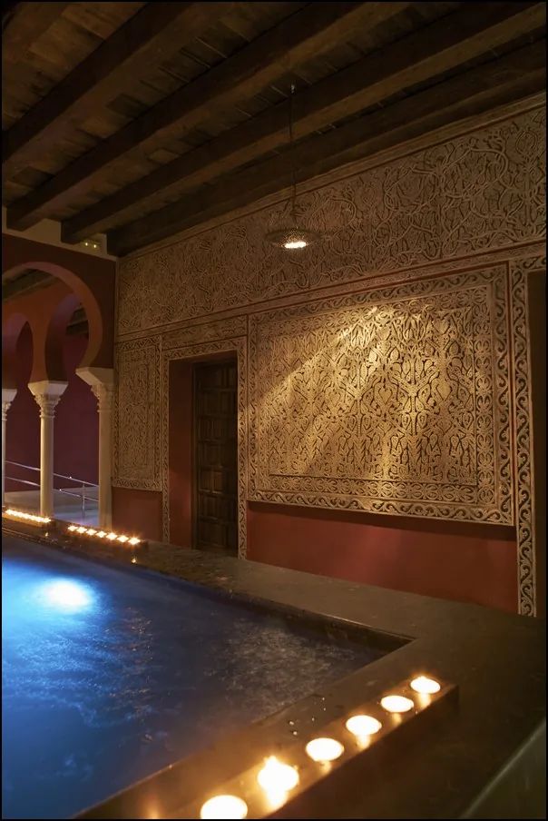 Piscina fría y yeserías de los Baños Árabes de Córdoba