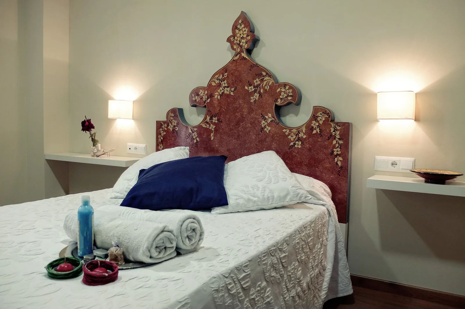 Habitación doble con cabecero floral en la hospedería