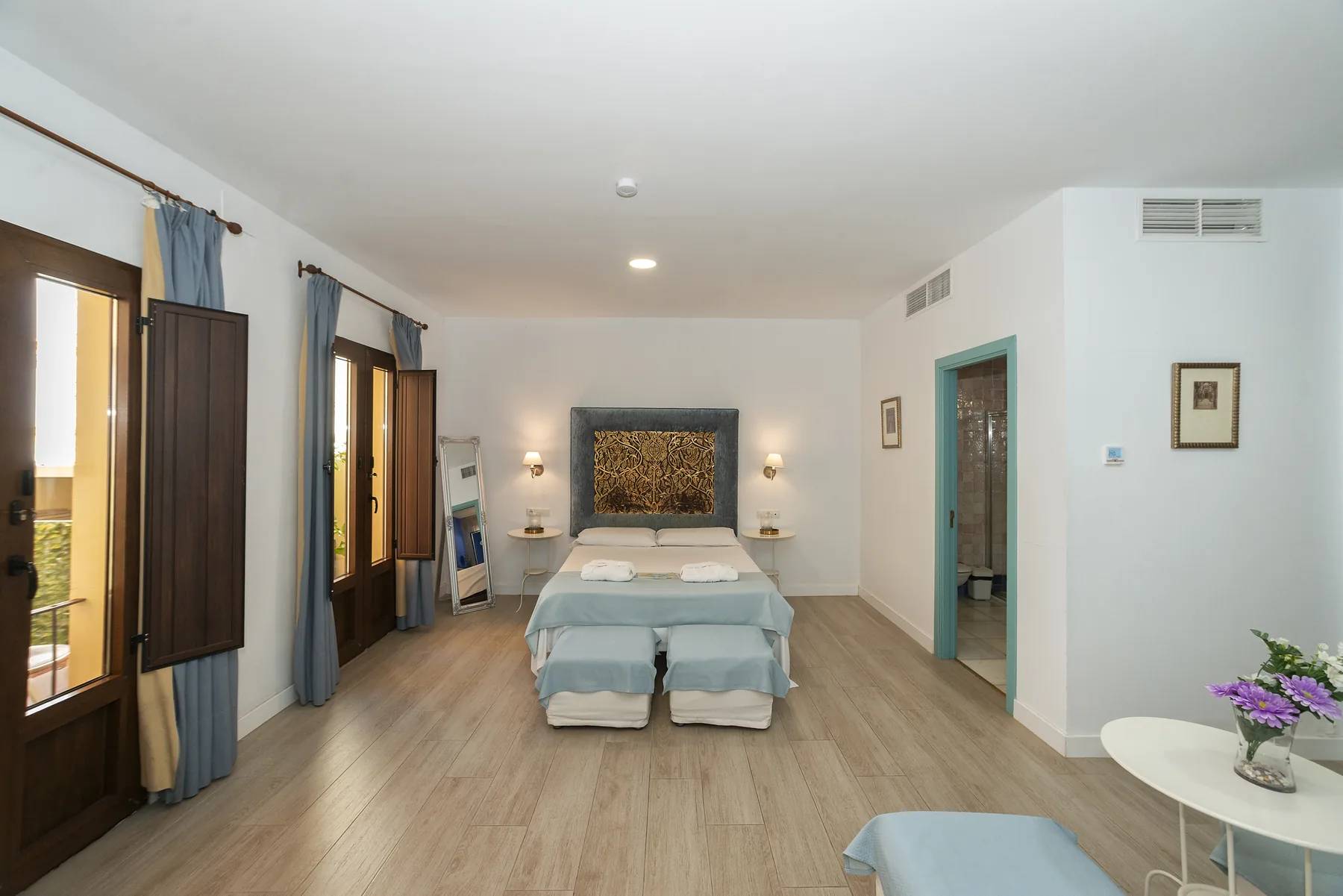 Suite de la hospedería con yeserías andalusíes y cama preparada