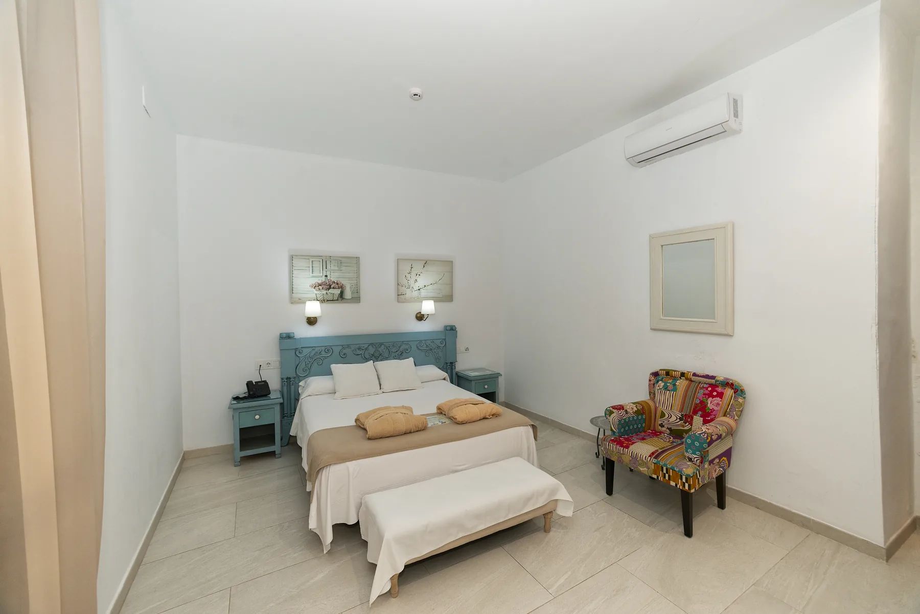 Habitación doble con cabecero azul en la hospedería