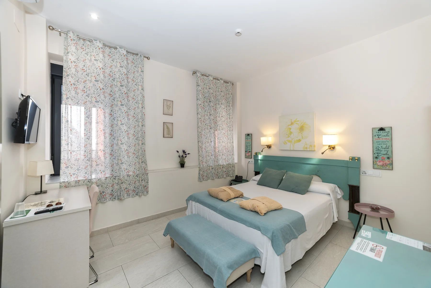 Habitación doble de decoración botánica en la hospedería