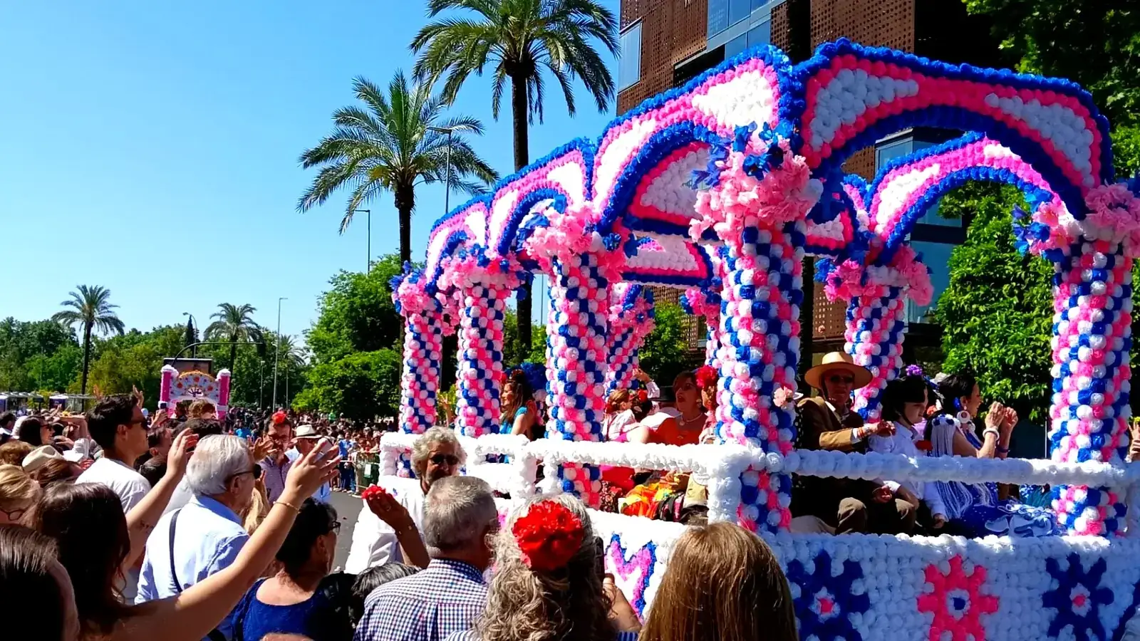 Carroza de la Batalla de las Flores en el Paseo de la Victoria de Córdoba