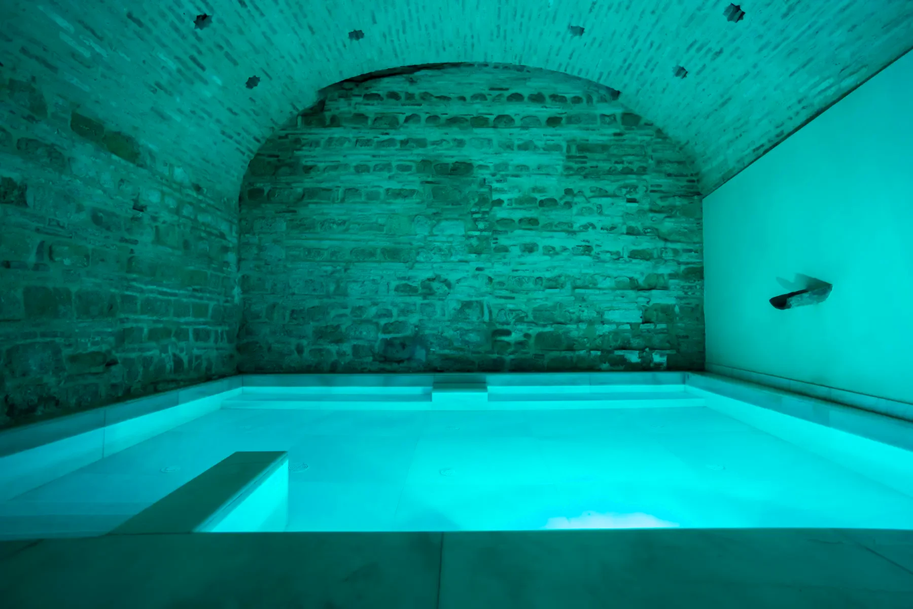 Piscina del hammam bajo una bóveda de ladrillo